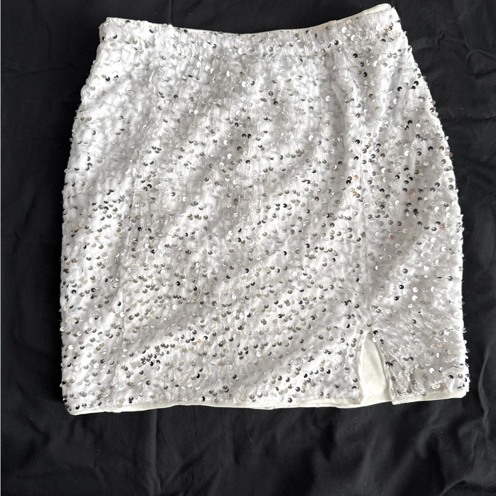 White sequin mini skirt. Never Worn. Perfect condition. Size M